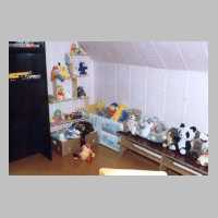 111-1233 November 2003, Kindergarten Wehlau. Parade der Stofftiere im Spielzimmer.JPG